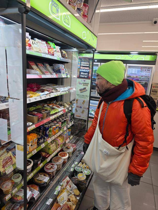 8일 부산을 찾은 일본인 관광객 도시유키 무라타가 편의점을 둘러보고 있다. 부산=김준형 기자