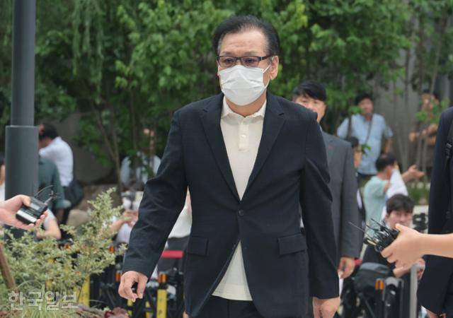 무속인 '건진법사' 전성배씨가 지난해 8월 18일 오전 서울 종로구 KT광화문빌딩 웨스트에 마련된 김건희 특검 사무실에 출석하고 있다. 홍인기 기자