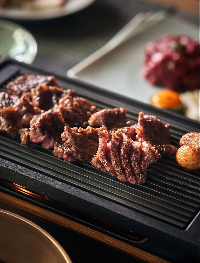 비법 소스로 숙성 과정을 거친 갈비