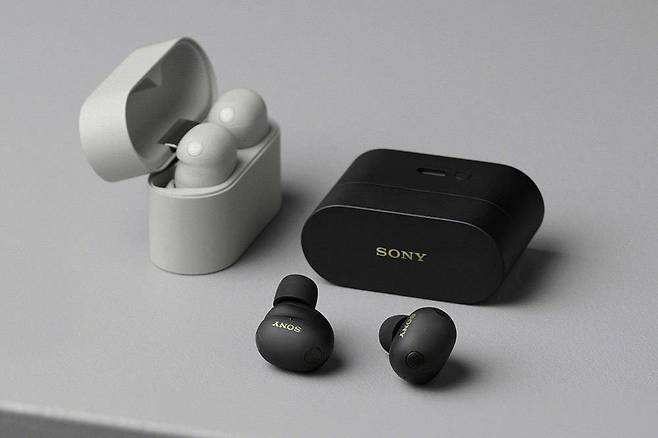 블랙, 플래티넘 실버 컬러로 출시했으며 가격은 49만 9000원이다 / 출처=소니