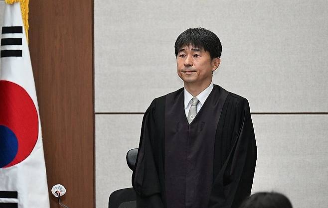 윤석열 전 대통령에게 1심에서 내란 우두머리죄를 적용해 무기징역 형을 선고한 서울중앙지법 지귀연 부장판사. [연합뉴스]