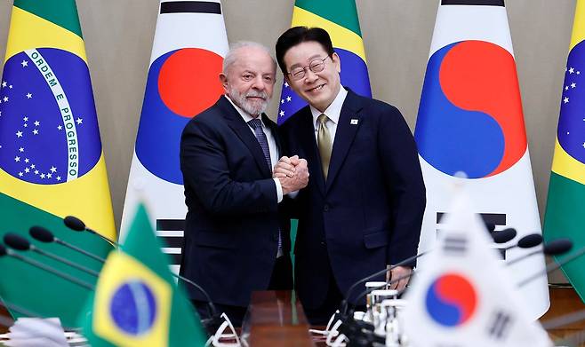 이재명 대통령이 국빈 방한한 루이스 이나시우 룰라 다시우바 브라질 대통령과 23일 청와대에서 한-브라질 확대 정상회담을 갖기에 앞서 손을 맞잡고 기념촬영을 하고 있다. [청와대사진기자단]