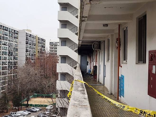 24일 오전 서울 강남구 은마아파트 8층 한 세대에서 화재가 발생했다. 이규림 기자