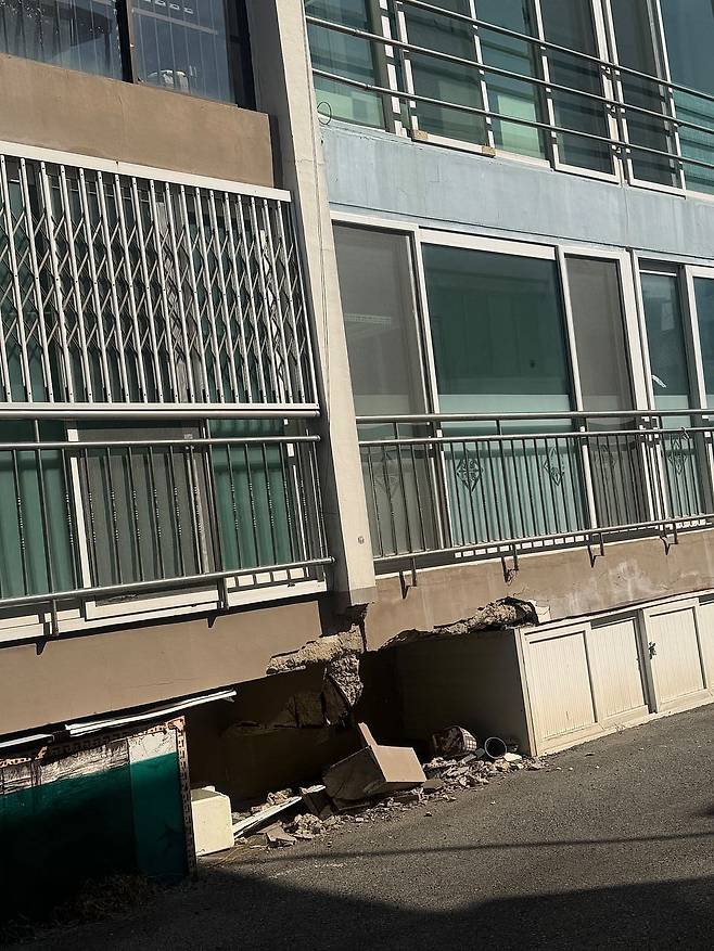 울산 동구가 한쪽으로 기울어져 있는 '방어진국민' 아파트를 철거한다. 김윤호 기자