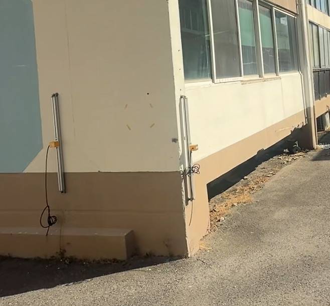 아파트 외벽에 설치된 계측 장비. 아파트 기울기를 점검한다. 김윤호 기자