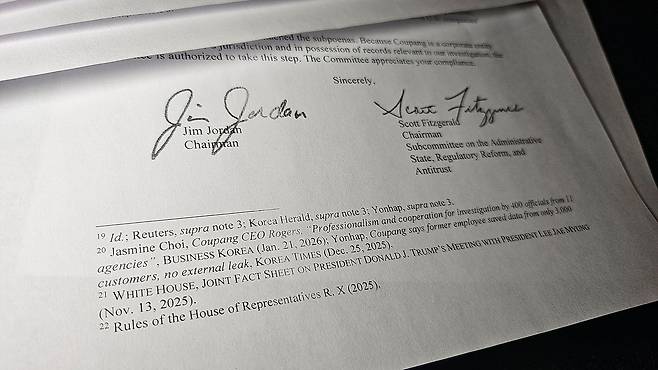 지난 5일(현지시간) 미 하원 법사위가 헤롤드 로저스 한국 쿠팡 임시 대표에게 보낸 소환장. 짐 조던 법사위원장의 서명이 담긴 소환장에서 법사위는 한국의 공정거래위원회가 자국 기업인 쿠팡에 대한 차별적 행동을 하고 있다고 주장했다. 그간 미 의회에서 쿠팡과 관련한 논의는 관세와 조세 문제를 소관하는 세입위원회에서 주로 진행돼 왔다. 워싱턴=강태화 특파원