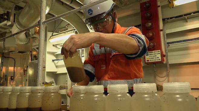 일본은 희토류 공급망 확보를 위해 독자 채굴에 나서고 있다. 일본 해양과학기술청 관계자가 희토류가 포함된 진흙 샘플을 조사하고 있다. 일본해양과학기술청·AP=연합뉴스