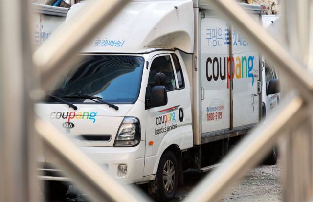 ▲ 서울의 한 쿠팡 차고지에 배송 트럭들이 주차돼 있다. 연합뉴스 자료사진
