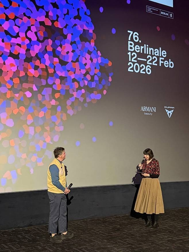 베를린국제영화제에서 영화 <더글라스 고든 바이 더글라스 고든>의 핀리 프렛셀 감독이 Q&A를 진행 중에 있다. / 사진. ⓒ김효정