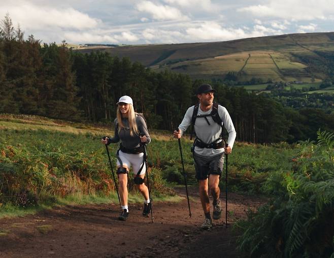 하이퍼쉘을 착용하고 등산을 하고 있는 사람들. 브이디로보틱스 제공