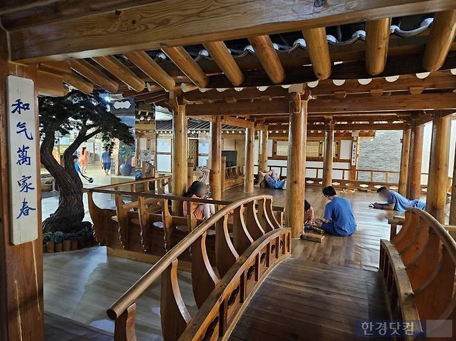 외국인 관광객들이 지난 23일 오후 4시30분경 서울 중구 동대문역사문화공원역 14번 출구 인근에 위치한 찜질방을 찾아 휴식을 취하고 있다. /사진=박수빈 기자