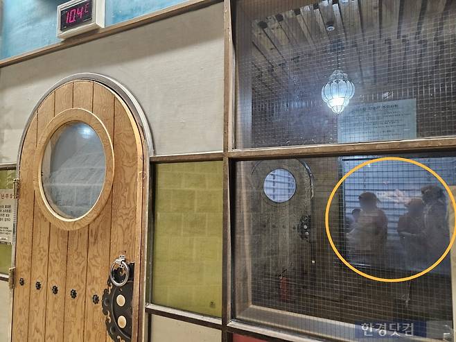 외국인 관광객들이 지난 23일 오후 4시30분경 서울 중구 동대문역사문화공원역 14번 출구 인근에 위치한 찜질방을 찾아 휴식을 취하고 있다. 차가운 냉방에 가장 많은 외국인 관광객들이 몰려있었다. /사진=박수빈 기자