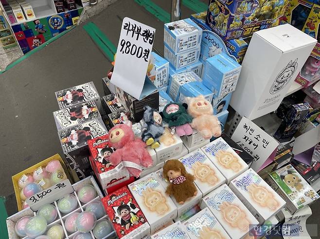 '승진완구'에서 팔고 있는 '라부부' 랜덤 박스. 사진=박상경 기자