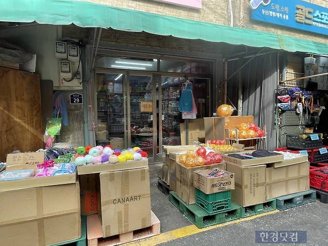 저금통과 청소세트가 쌓인 전통 문구 매대는 한산하다. 사진=박상경 기자