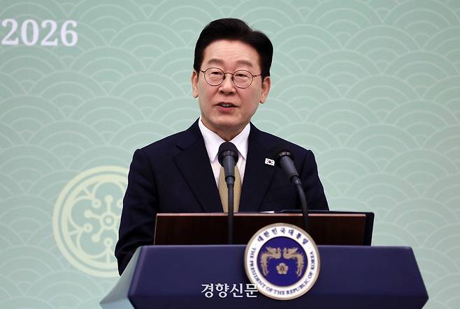 이재명 대통령이 23일 청와대에서 루이스 이나시우 룰라 다 시우바 브라질 대통령과 정상회담한 후 공동 발표문을 읽고 있다. 김창길 기자