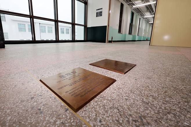 24일 오전 광주 동구 옛 전남도청에서 문화체육관광부 옛전남도청복원추진단의 시범운영 설명회가 열린 가운데 바닥면에 문재학·박종필 열사의 팻말이 설치돼 있다.  5·18 민주화운동 최후항쟁지이자 2023년 하반기 복원 공사가 시작된 옛 전남도청은 오는 28일 한 달여간 시범 운영을 거친 뒤 오는 5월 개관할 예정이다. 연합뉴스