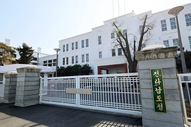 문화체육관광부 옛전남도청복원추진단은 옛 전남도청 복원공사를 마쳐 시범 운영에 들어간다고 밝혔다. 오는 28일부터 시작되는 시범 운영은 4월 5일까지 이뤄지며, 5월 중 정식 개관할 예정이다. 사진은 지난 20일 광주 동구 옛 전남도청 모습. 연합뉴스