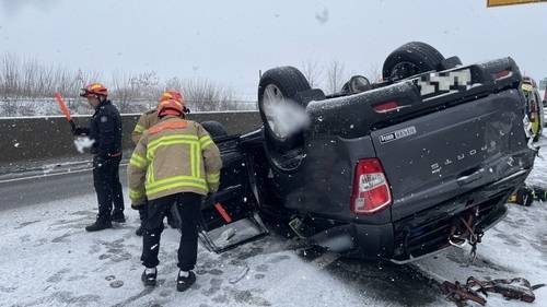 25일 대설주의보가 내려진 전북 익산장수고속도로에서 눈길에 교통사고가 발생했다. 연합뉴스 제공