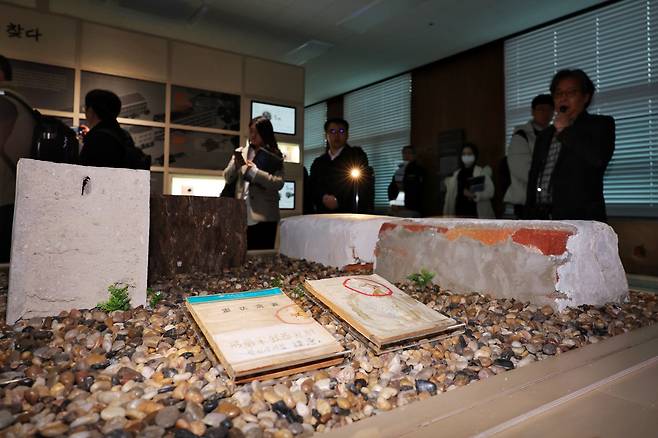 ‘오월 광주’ 탄흔은 기억한다 24일 광주 동구 옛 전남도청에서 열린 문화체육관광부의 도청 복원 설명회에서 참석자들이 5·18 당시 계엄군이 발포한 탄두가 박혀 있는 전시물을 보고 있다. 연합뉴스
