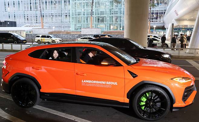 람보르기니 탄 길리 24일 귀국한 ‘람보르길리’ 김길리가 람보르기니에서 보내준 스포츠유틸리티차(SUV)에 탑승한 채 귀가하며 미소 짓고 있다. 연합뉴스