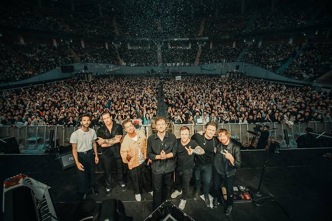 OneRepublic poses for a picture with fans at the "From Asia, With Love" concert, held at Jamsil Arena in southern Seoul, Monday. (Live Nation Korea)