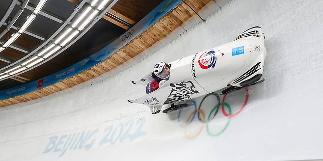 Kim Jin-su, crouching in the back, and Won Yun-jong compete during the 2022 Beijing Winter Olympics' two-man bobsleigh race at the Yanqing National Sliding Centre in China on Feb. 14, 2022. [YONHAP]
