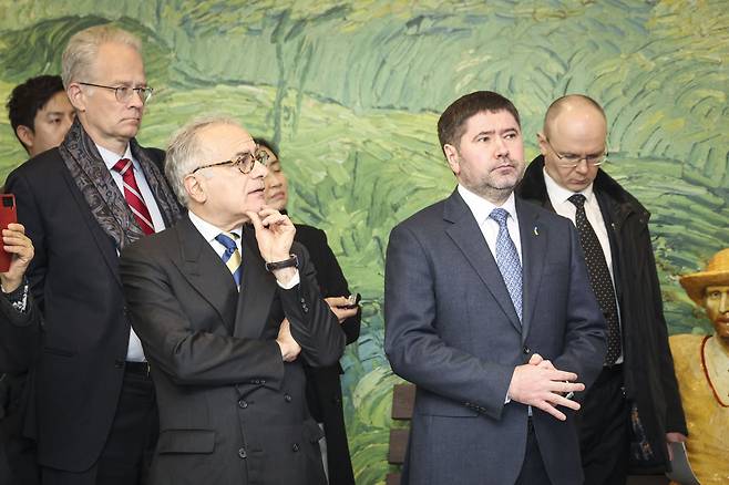 European Union Ambassador to Korea Ugo Astuto, front left, and Ukrainian Chargé d’Affaires Andrii Vieshkin, front right, take part in an opening ceremony for an exhibition marking four years since Russia’s invasion of Ukraine at the Seocho District Office in southern Seoul on Feb. 24. [SEOCHO DISTRICT OFFICE]