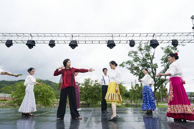 영화 ‘매드 댄스 오피스’ 국희(염혜란), 연경(최성은) 스틸. ㈜엔케이컨텐츠 제공