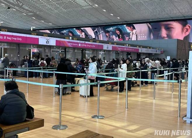 아시아나항공이 인천국제공항 제2여객터미널로 이전한 이후 공항 전반에서 혼잡이 이어지고 있다. 송민재 기자