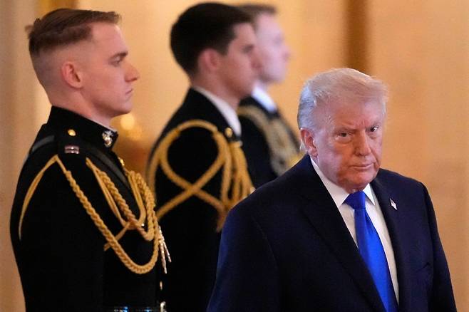 도널드 트럼프 미국 대통령이 23일(현지시간) 백악관에서 열린 '천사 가족의 날' 행사에 참석하고 있다. 연합뉴스