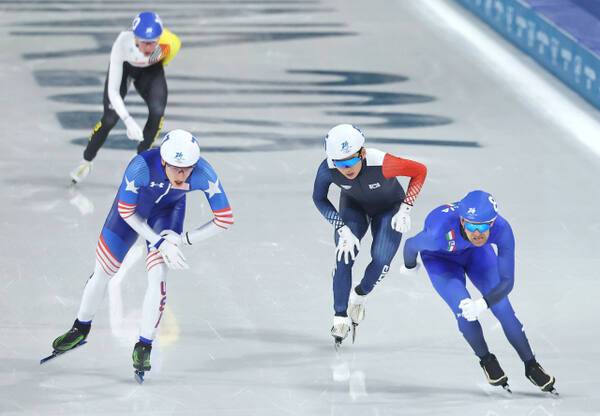 21일(현지시간) 이탈리아 밀라노 스피드스케이팅 스타디움에서 열린 2026 밀라노-코르티나담페초 동계올림픽 스피드스케이팅 남자 매스스타트 결승에 출전한 정재원(오른쪽에서 두번째)이 5위로 결승선을 통과하고 있다. 연합뉴스