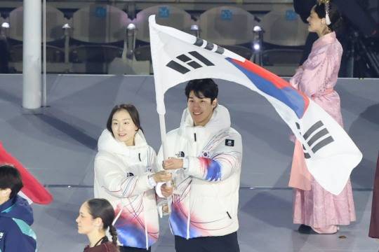 폐회식 기수는 최민정-황대헌. 사진(베로나=연합뉴스)