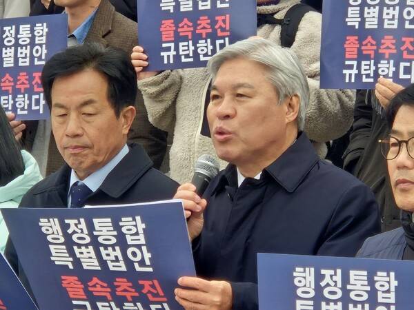 ▲서왕진 조국혁신당 원내대표. 조국혁신당과 진보당을 비롯한 5개 야당과 251개 노동·시민사회단체는 이날 서울 여의도 국회 본청 앞 계단에서 기자회견을 열고 “행정통합 특별법 속도전을 당장 중단하고 모든 논의를 원점에서 다시 시작하라”고 요구했다. 사진=김예리 기자