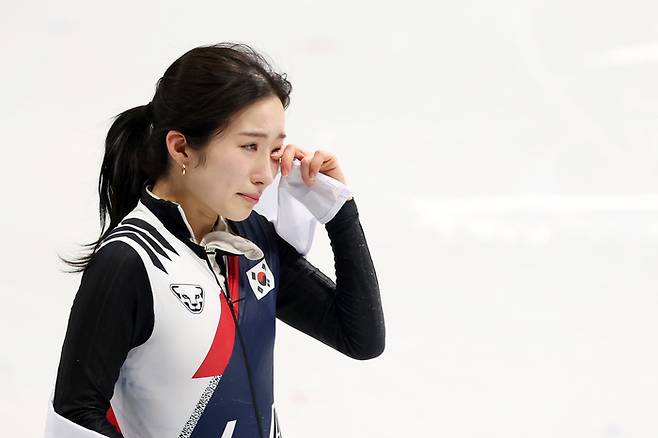 지난 16일(현지시간) 이탈리아 밀라노 아이스스케이팅 아레나에서 열린 2026 밀라노-코르티나담페초 동계올림픽 쇼트트랙 여자 1000m 결승에서 동메달을 따낸 김길리가 눈물을 닦고 있다. [연합뉴스]