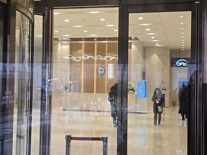 서울 중구 순화빌딩 1층 유리 너머로 한양학원의 심볼 마크가 보인다. [양세호 기자]