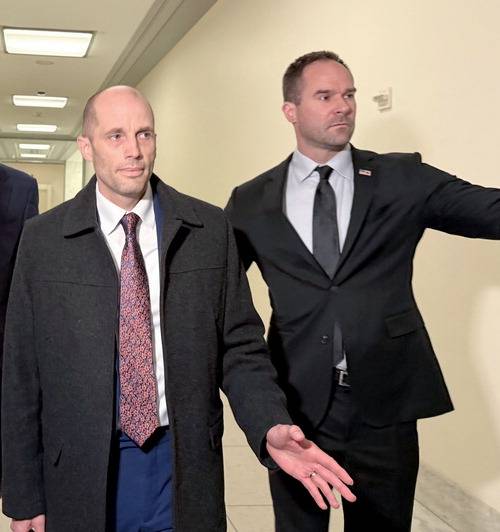 해럴드 로저스 쿠팡 한국법인 임시대표(왼쪽)가 23일(현지시간) 미국 워싱턴DC의 연방 하원 법사위 회의장에 들어가고 있다. 연합뉴스