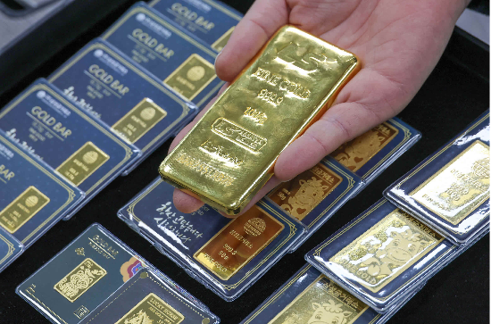 서울 종로구 삼성금거래소에서 직원이 골드바를 들어보이고 있다.(출처=매경DB)