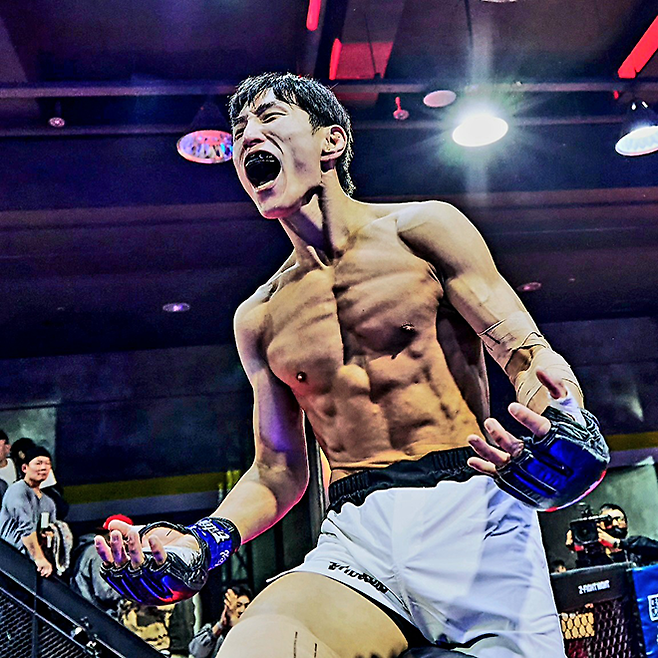 KMMA 슈퍼라이트급 타이틀 도전자결정전 출신 서규태가 2026년 2월 Z-Fight Night Origin 03 제1경기 승리 후 기뻐하고 있다. ZFN 오리진 03은 OTT 서비스 UFC Fight Pass로 중남미를 제외한 나머지 국가에 글로벌 생중계됐다. 사진=MCP ECC