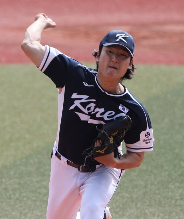 곽빈이 23일 한화전에서 공을 뿌리고 있다. 사진=연합뉴스