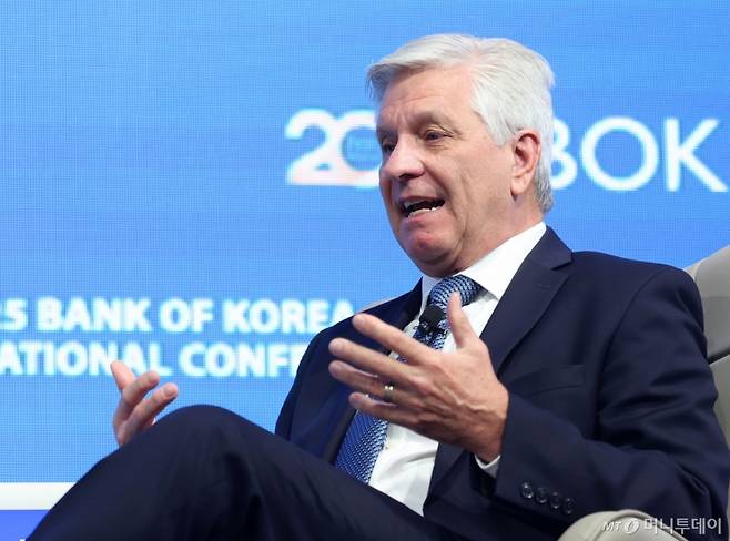 크리스토퍼 월러 미국 연방준비제도 이사가 서울 중구 한국은행에서 열린 2025년 BOK 국제컨퍼런스에서 이창용 한국은행 총재와 미국 경제 전망과 다양한 통화정책 이슈에 대해 대담하고 있다. 2025.06.02. yesphoto@newsis.com /사진=홍효식