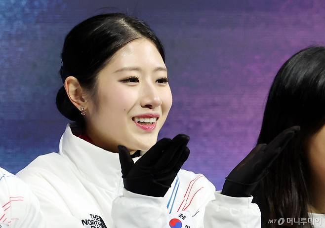 피겨 이해인이 지난 19일(현지시간) 이탈리아 밀라노 아이스스케이팅 아레나에서 열린 2026 밀라노·코르티나담페초 동계올림픽 피겨 스케이팅 여자 싱글 프리 스케이팅 경기를 마친 뒤 카메라를 보며 미소를 짓고 있다. /사진=뉴스1