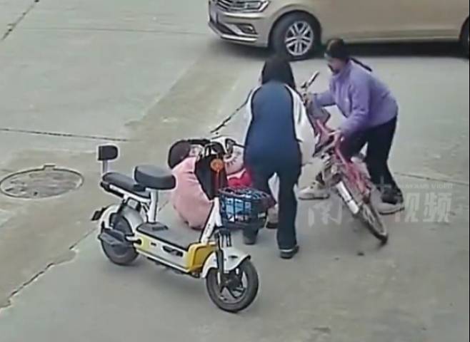 중국에서 쓰러진 노인을 부축해줬다가 4500만원을 물어줄 뻔한 여중생들 사연이 알려졌다. /사진=펑파이신문