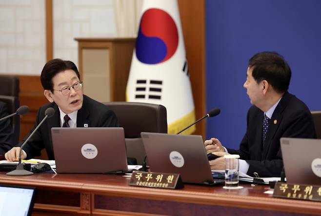 이재명 대통령이 24일 청와대에서 열린 국무회의에서 구윤철 부총리 겸 재정경제부 장관과 대화하고 있다. /사진-뉴시스