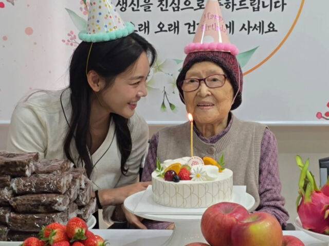 안현모가 할머니 앞에서 사랑스러운 미소를 보이고 있다. / 안현모 소셜미디어
