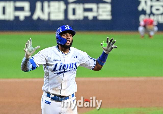 2025년 10월 14일 오후 대구 삼성라이온즈파크에서 열린 '2025 신한 SOL Bank KBO 포스트시즌' SSG 랜더스와 삼성 라이온즈의 준플레이오프 4차전 경기.삼성 디아즈가 8회말 2사 1루서 2점 홈런을 친 뒤 기뻐하고 있다./마이데일리