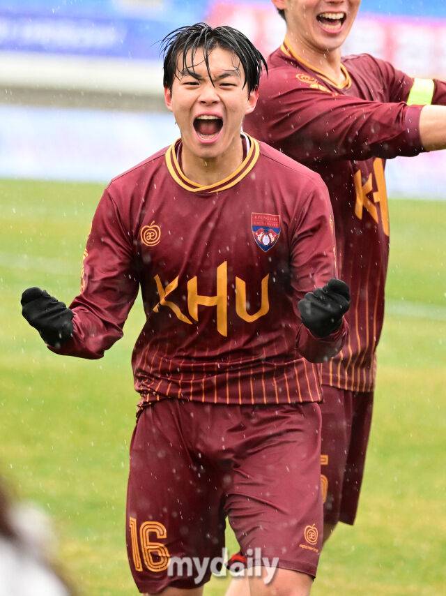 2026년 2월 24일 경상남도 통영공설운동장에서 '약속의 땅 통영, 제62회 춘계대학축구연맹전' 한산대첩기 결승, 경희대학교와 연세대학교의 경기가 열렸다.경희대 한준희가 동점골을 넣고 기뻐하고 있다./통영공설운동장=유진형 기자