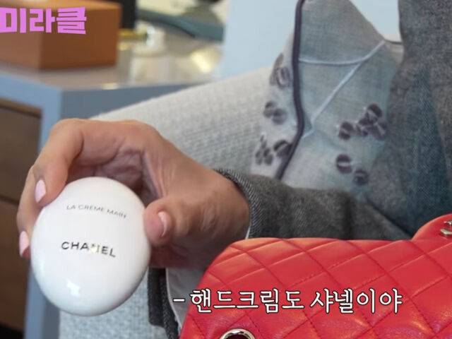 윤미라의 가방 속에 명품 화장품들이 나와 화제가 됐다. / 유튜브 '윤미라'