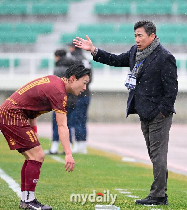 2026년 2월 24일 경상남도 통영공설운동장에서 '약속의 땅 통영, 제62회 춘계대학축구연맹전' 한산대첩기 결승, 경희대학교와 연세대학교의 경기가 열렸다.경희대 김광진 감독이 작전을 지시하고 있다./통영공설운동장=유진형 기자