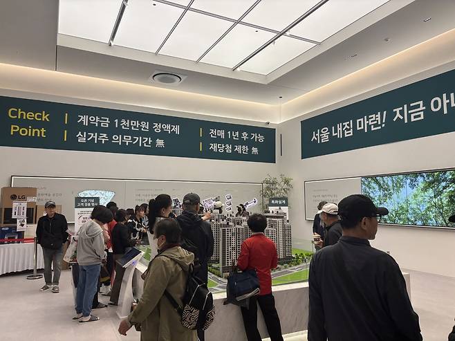 서울의 한 견본주택에서 단지 모형도를 둘러보는 방문객들의 모습. [헤럴드경제DB]