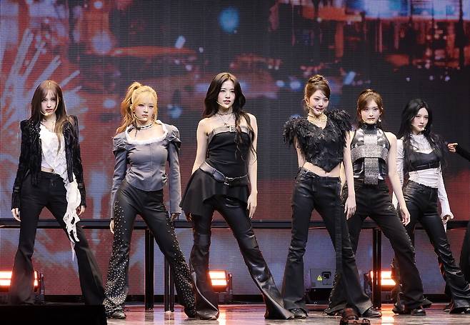 그룹 아이브(IVE)가 23일 서울 광진구 예스24라이브홀에서 열린 두 번째 정규앨범 ‘리바이브 플러스’(REVIVE+) 언론 공개회에서 타이틀 곡 ‘블랙홀’을 선보이고 있다. [연합]